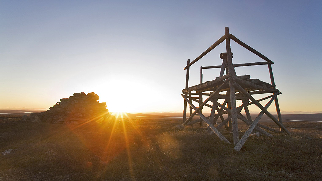 A triangulation point of the Struve geodetic arc at the top of Stuorrahanoaivi. Next to the geodetic arc is a large pile of rocks.