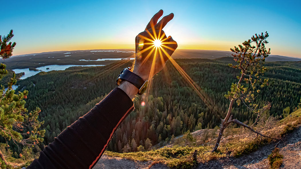 Hiker catching the Sun on his hand in Konttainen fell.